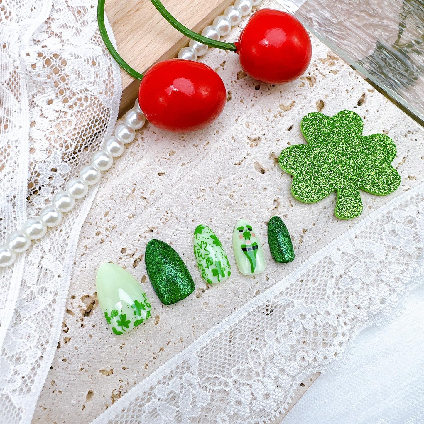 30Pcs St Patricks Day Press on Nails Short Almond Fake Nails with Green Glitter Designs Irish Shamrocks False Nails St. Patrick's Day Acrylic Nail Lucky Clover Full Cover Glue on Nails for Women