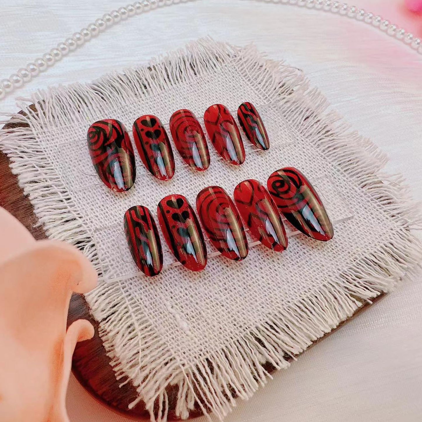 30Pcs Cute Valentine's Press on Nails Dark Red Fake Nail with Black Heart Rose Design Glossy Valentines Press On French Tip Stick on Stripes Full Cover Wine Red Glitter Love Artificial Nails for Women