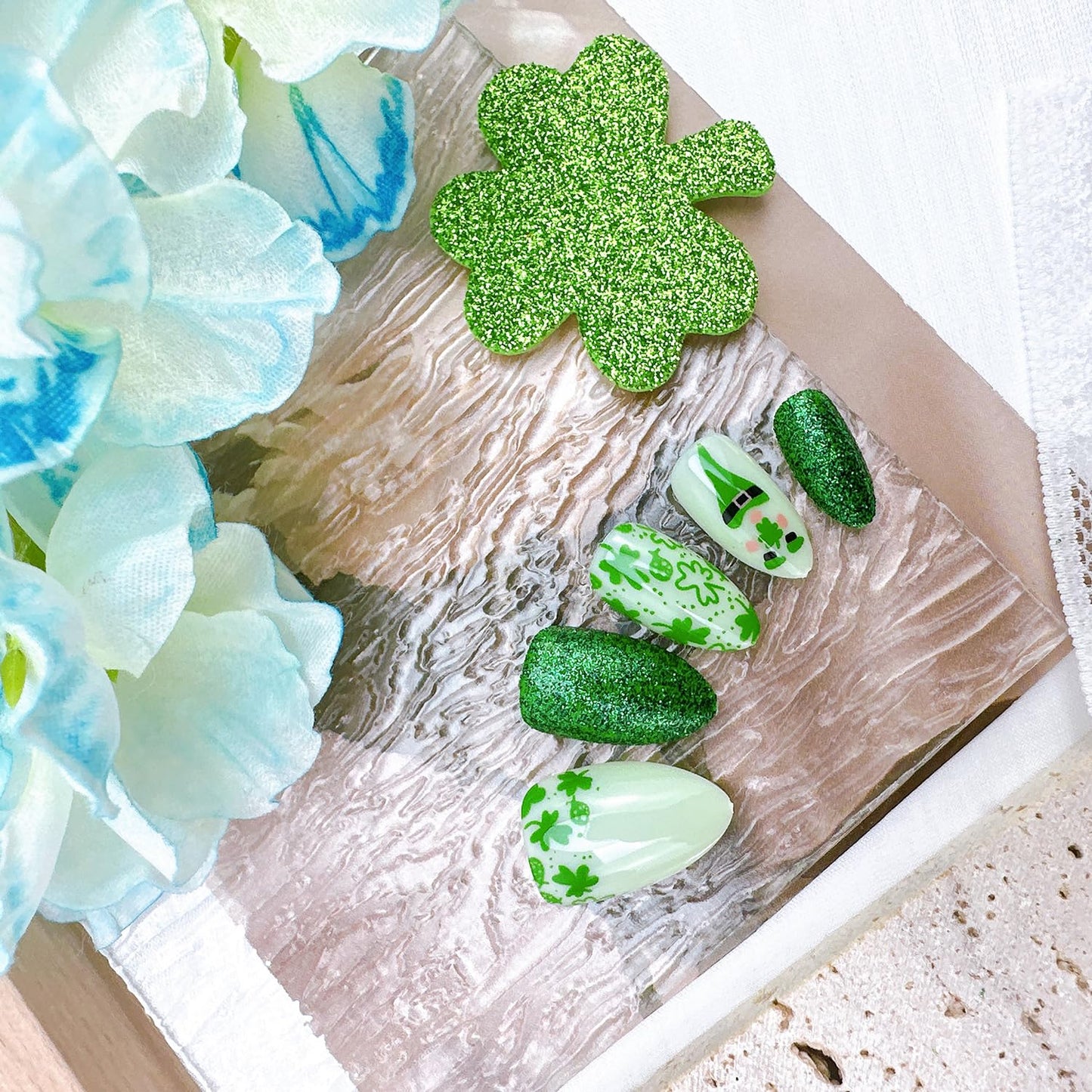 30Pcs St Patricks Day Press on Nails Short Almond Fake Nails with Green Glitter Designs Irish Shamrocks False Nails St. Patrick's Day Acrylic Nail Lucky Clover Full Cover Glue on Nails for Women