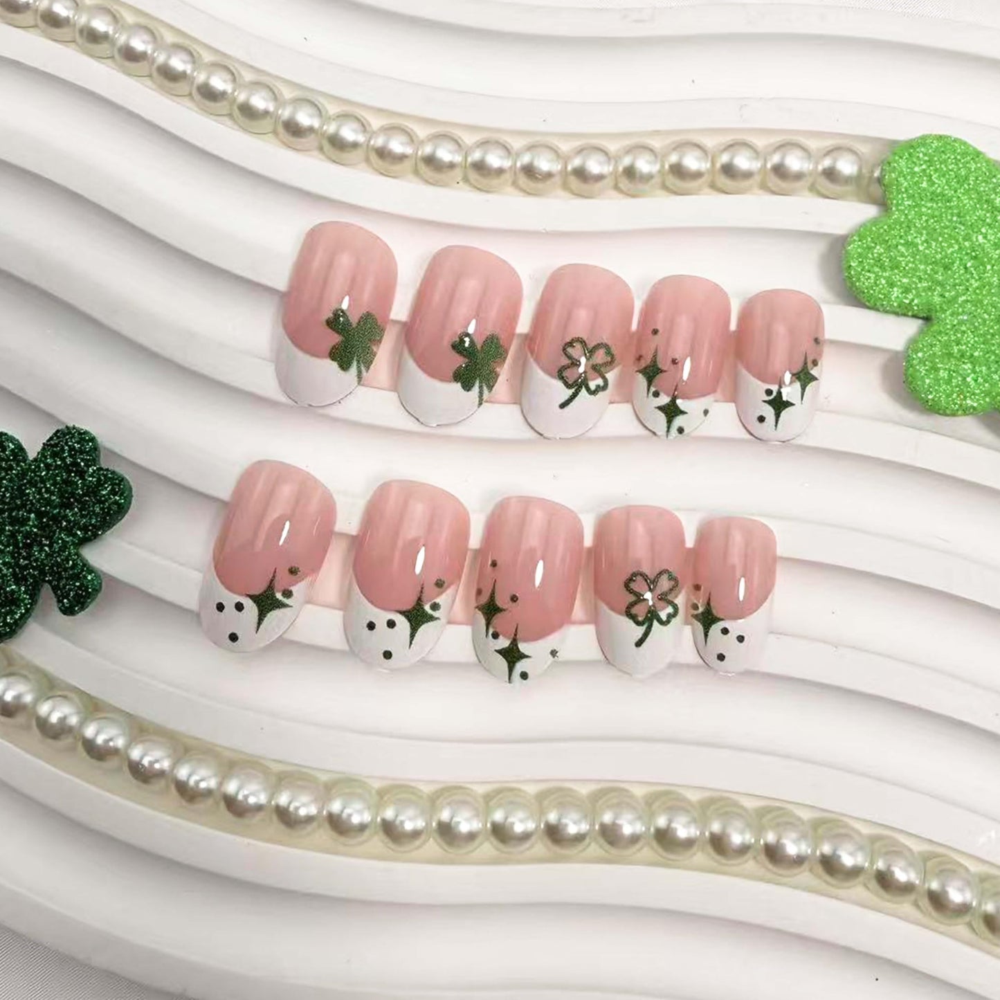 24Pcs St. Patrick's Day Press on Nails short Almond French Tip Fake Nails with Shamrock Designs Full Cover False Nails Lucky Clover Acrylic Glue on Nails for Women Saint Patrick Manicure Decor