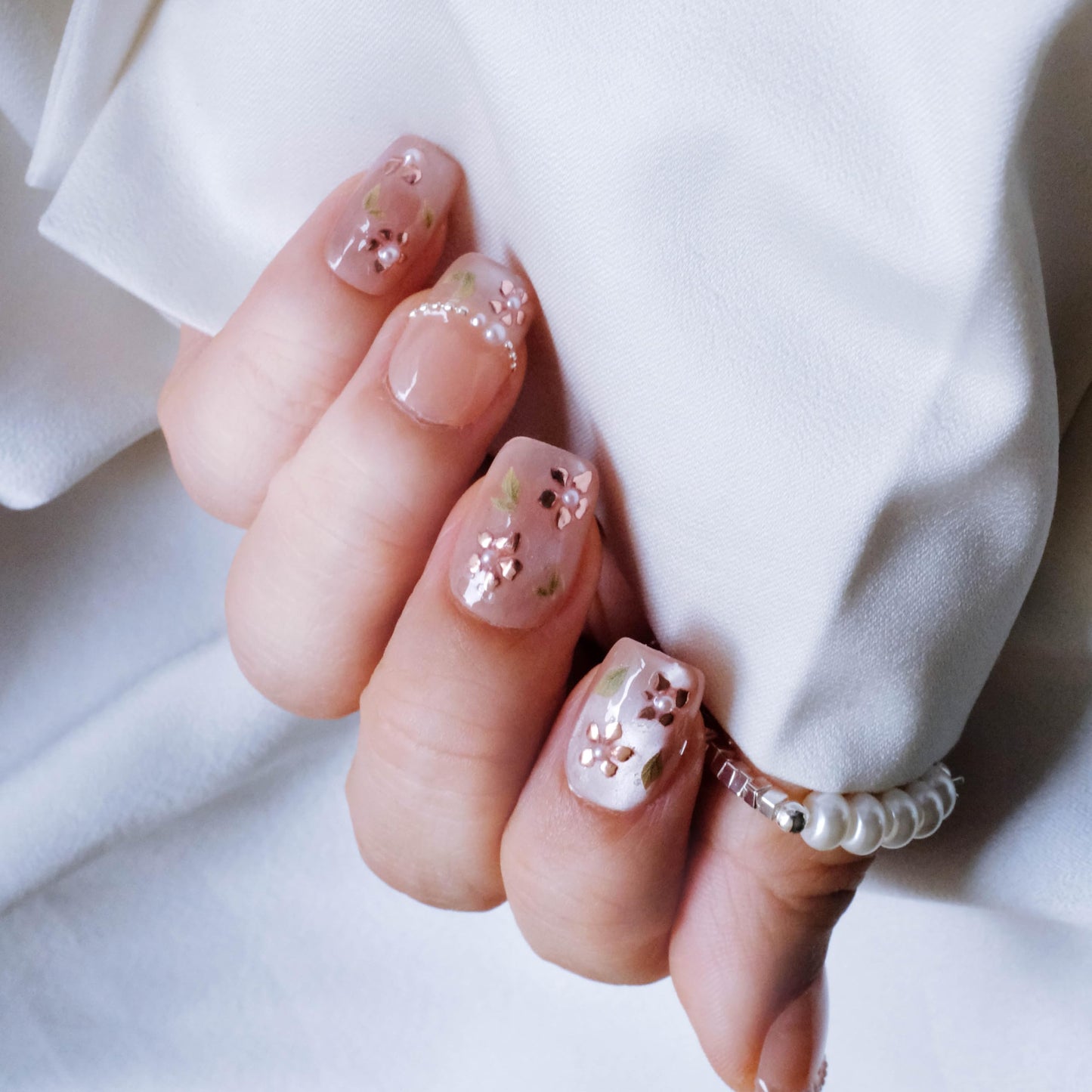 [GLORS] Short Square Press On Nails, Nude Pink with Rose Gold Foil and Pearl Accents, 10 Pieces (XS,SS)