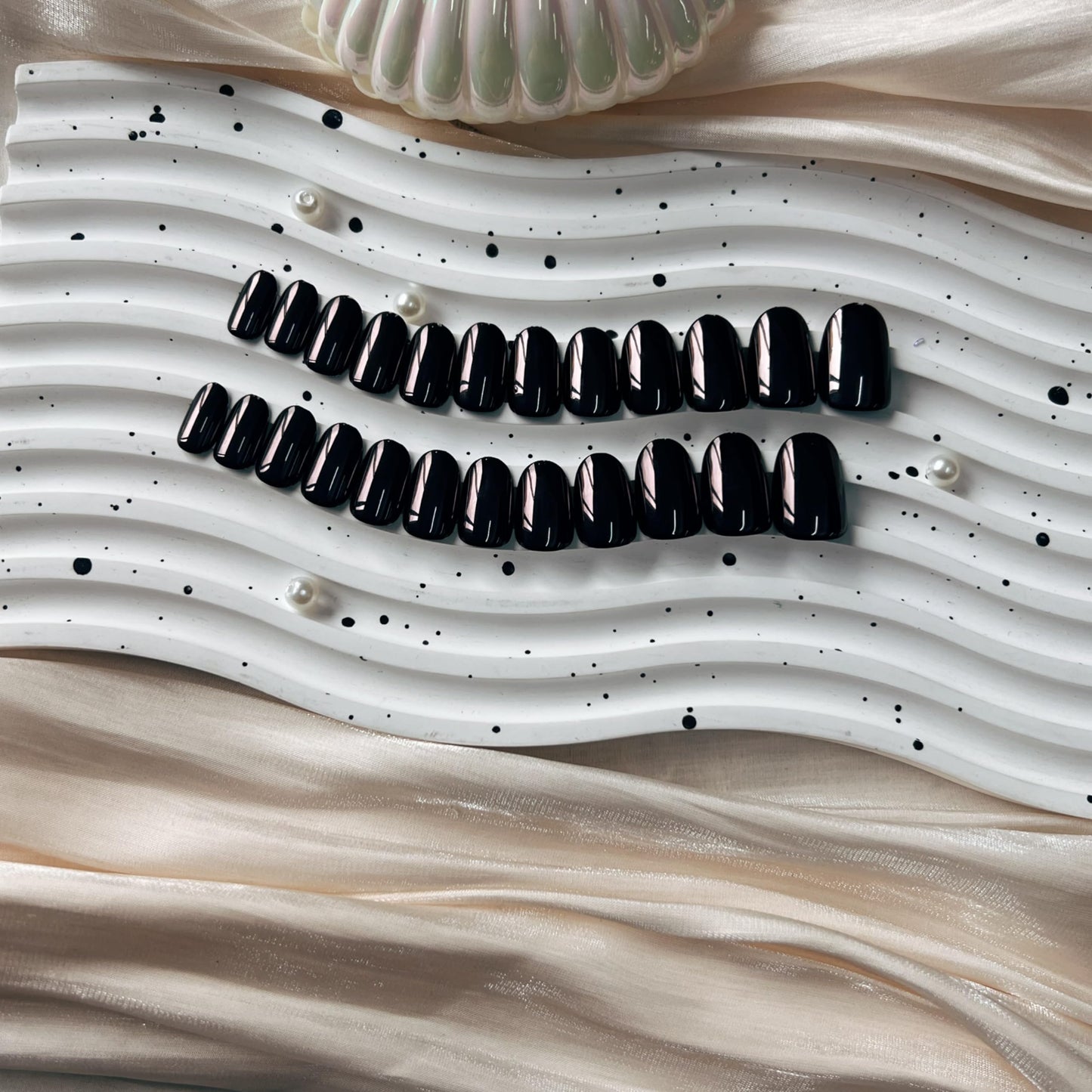 KQueenest Black Press on Nails Short Oval, Chrome Round, Metallic Glue on Acrylic, Almond Fake With Design, Glitter False in 24 PCS