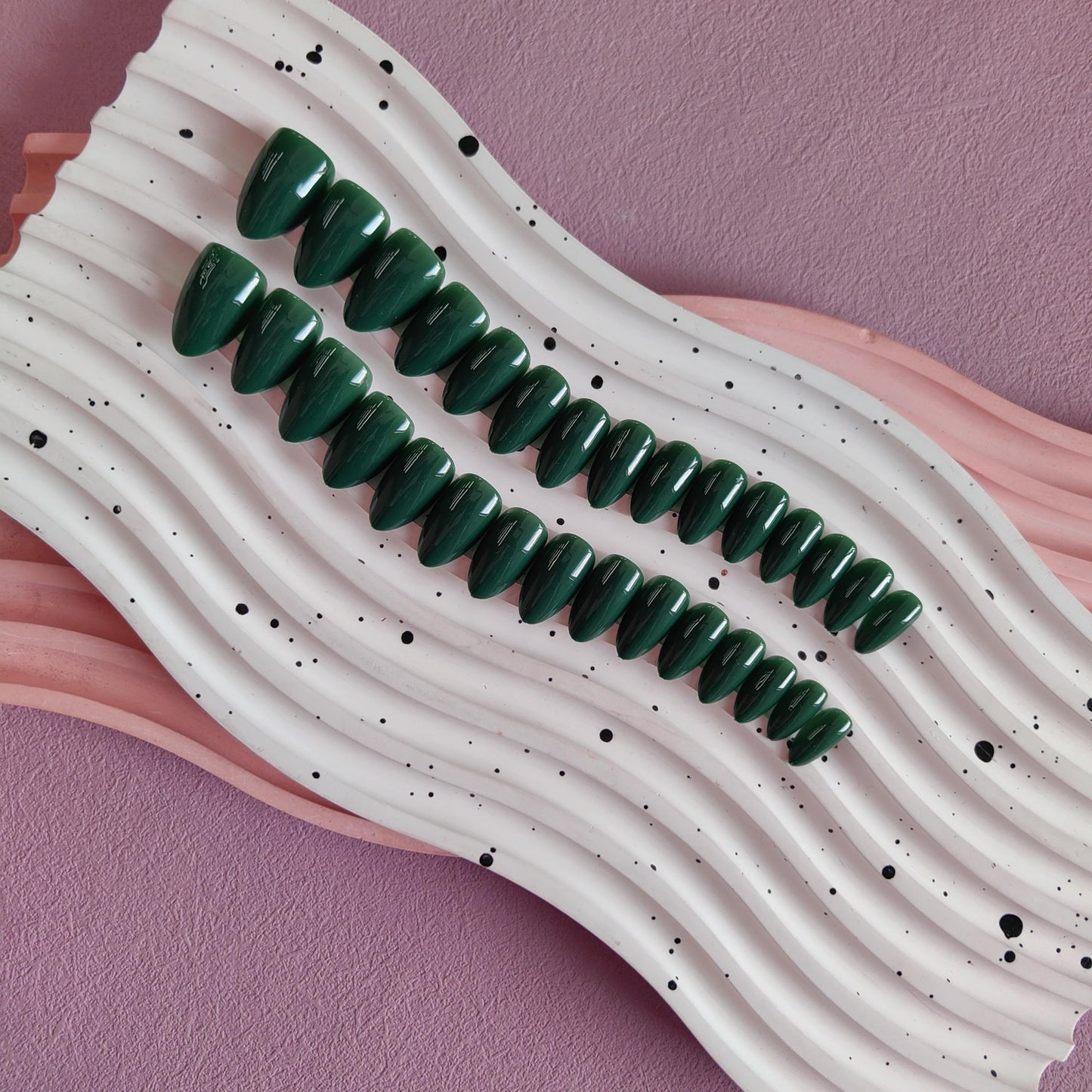 KQueenest Emerald Green Press on Nails Short Almond, 30 Pcs Thick Fake Nails Short Stiletto, Acrylic Nails Natural, Solid Color Full Cover Almond Stick on Nails For Women Winter Wear