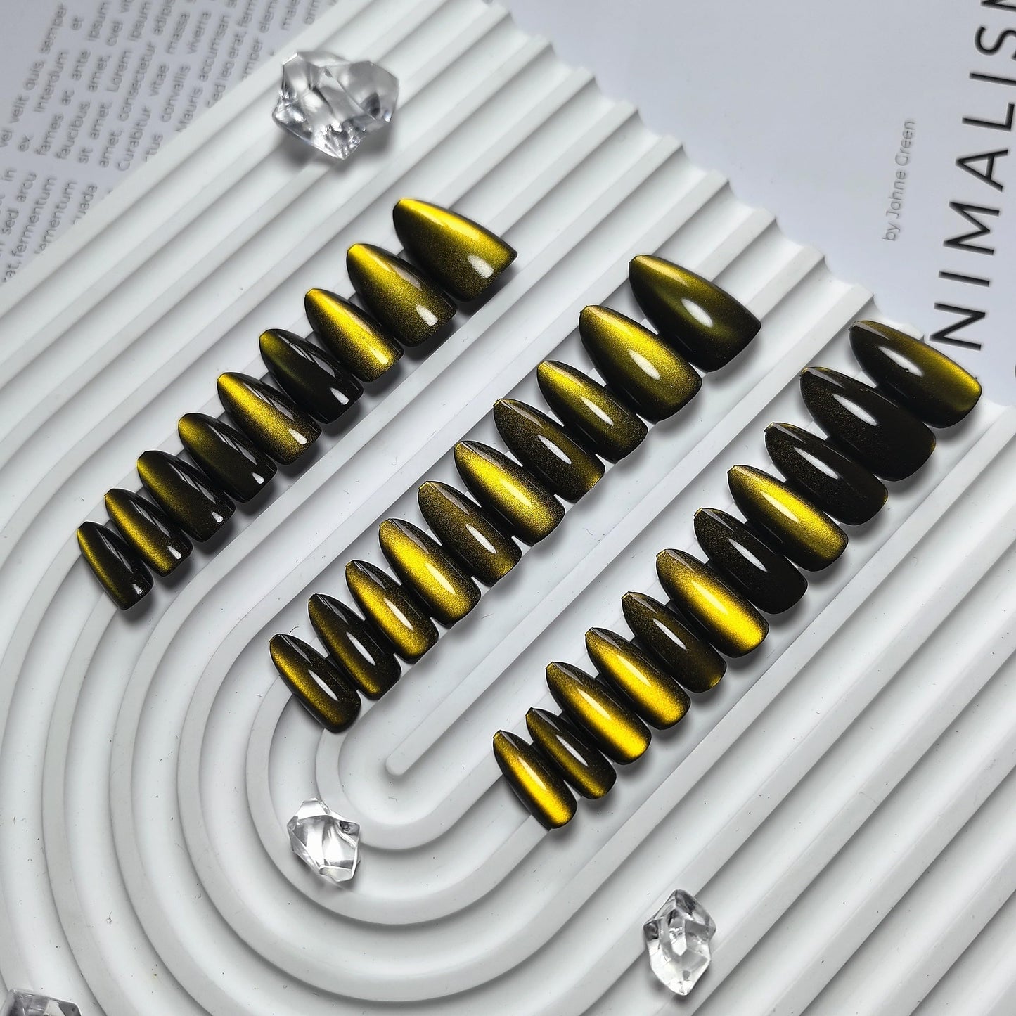 KQueenest Black Gold Cat Eye Press on Nails Almond Shape, 30 Pcs Glitter Fake Nails Medium, Sparkly Black Yellow Nails Press on, Shiny Acrylic Nails, Cute Bling Stick on Nails for Women for Party Wear