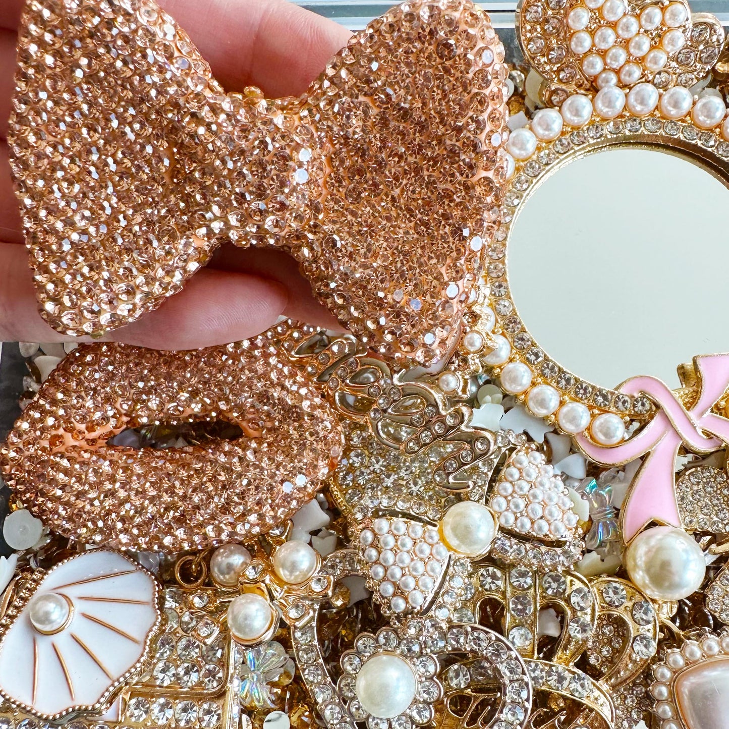 Champagne Gold Junk Case Charms Kit Junks Phones Cases 3D Pearl Butterflies Rhinestone Lips Bows Chain Bags Hearts Crowns Violins And Other Bedazzling Can Be Used In DIY Phone Case Designs