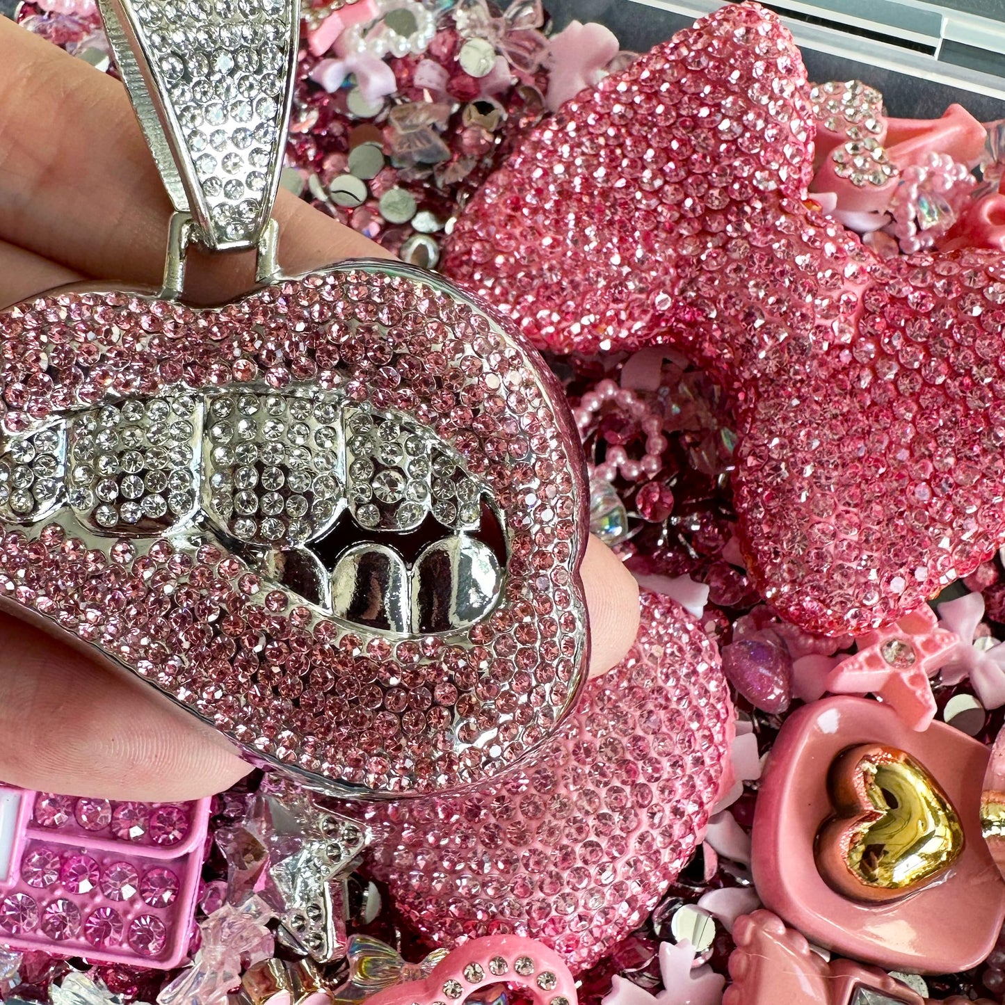 Junk Case Charms Kit, Pink Junks Phones Cases 3D Rhinestone Cool teeth and lips And Bows Chain Bags Hearts And Cross Flowers And Other Bedazzling Kits Can Be Used In DIY Phone Case Designs