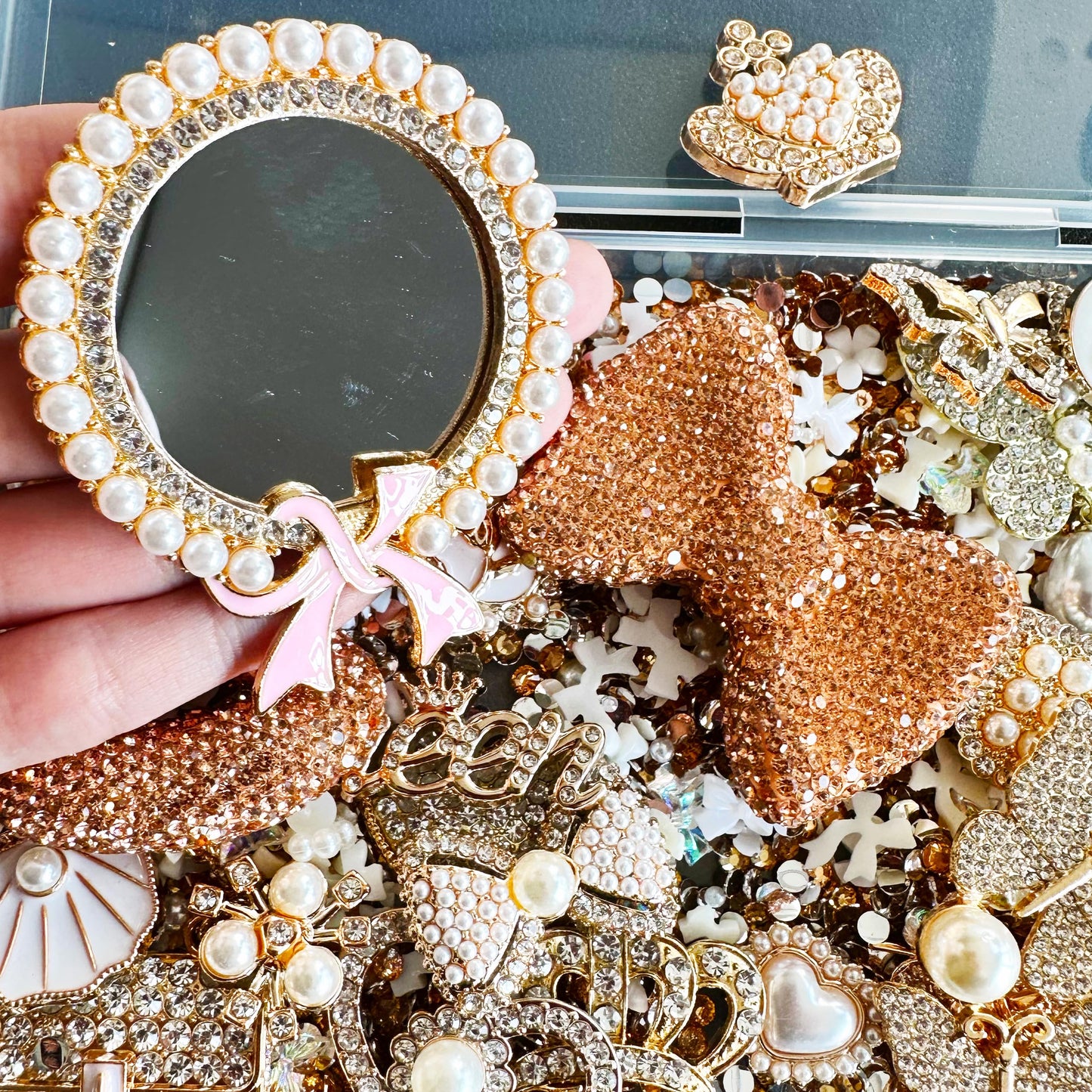 Champagne Gold Junk Case Charms Kit Junks Phones Cases 3D Pearl Butterflies Rhinestone Lips Bows Chain Bags Hearts Crowns Violins And Other Bedazzling Can Be Used In DIY Phone Case Designs