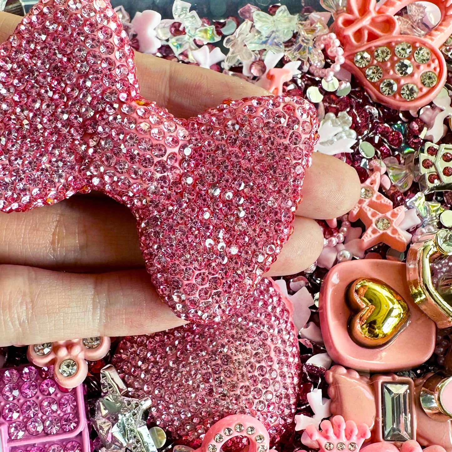 Junk Case Charms Kit, Pink Junks Phones Cases 3D Rhinestone Cool teeth and lips And Bows Chain Bags Hearts And Cross Flowers And Other Bedazzling Kits Can Be Used In DIY Phone Case Designs